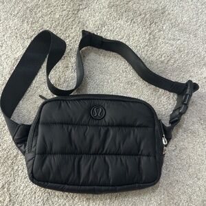 Lululemon everyday Black Belt Bag 2L. Double zipper.